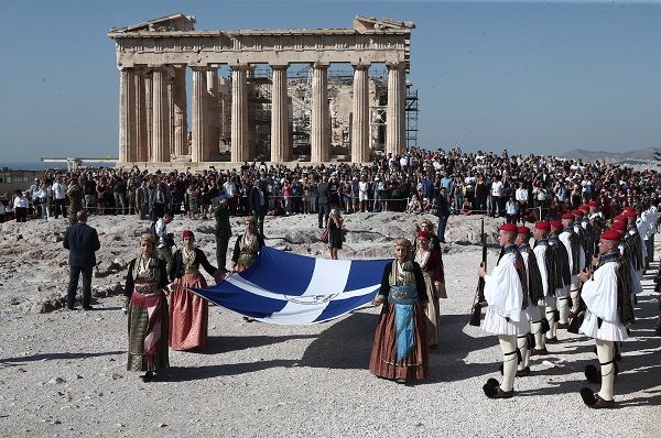 Επετειακή έπαρση της ελληνικής σημαίας στην Ακρόπολη | Liberal.gr