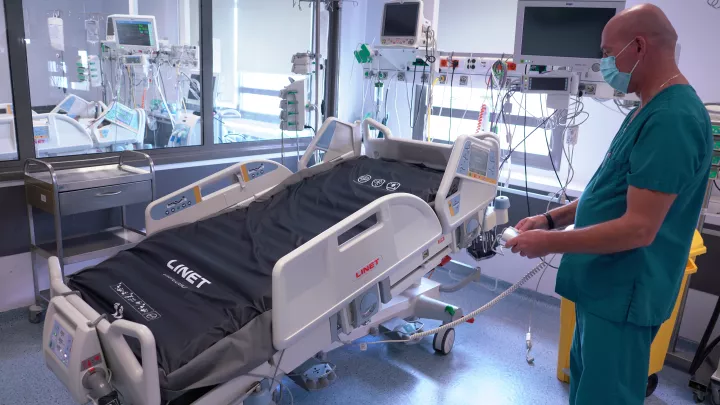 Κρεβάτι και μόνιτορ ΜΕΘ.JPG