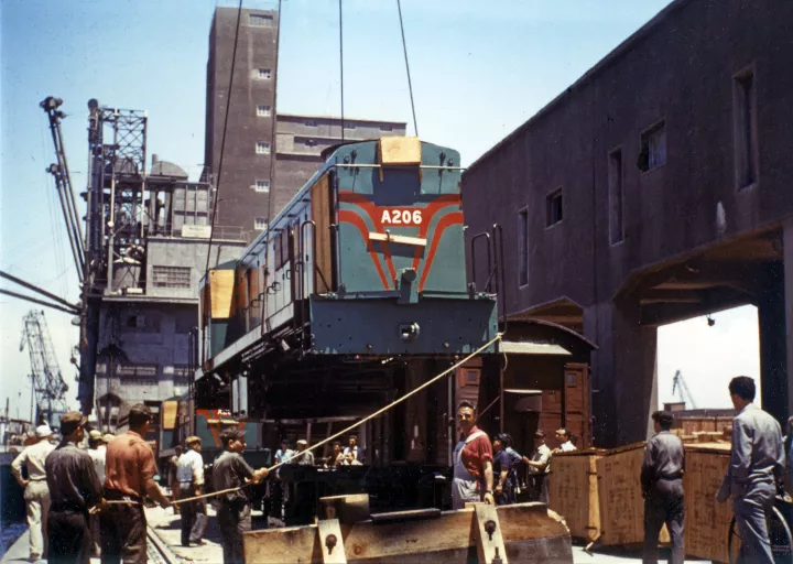 1961 Εκφόρτωση των πρώτων δηζελαμαξών ALCO στο λιμάνι του Πειραιά Ιστορικό Αρχείο ΟΣΕ Δωρεά Προσωπικού Αρχείου Εμμ.Βεκρή..jpg