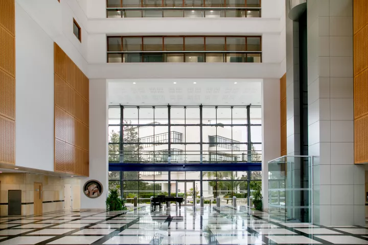 Η κεντρική είσοδος των Headquarters της Eurobank στην Κύπρο.jpeg