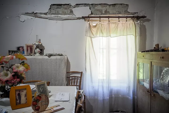 seismos 990.jpg