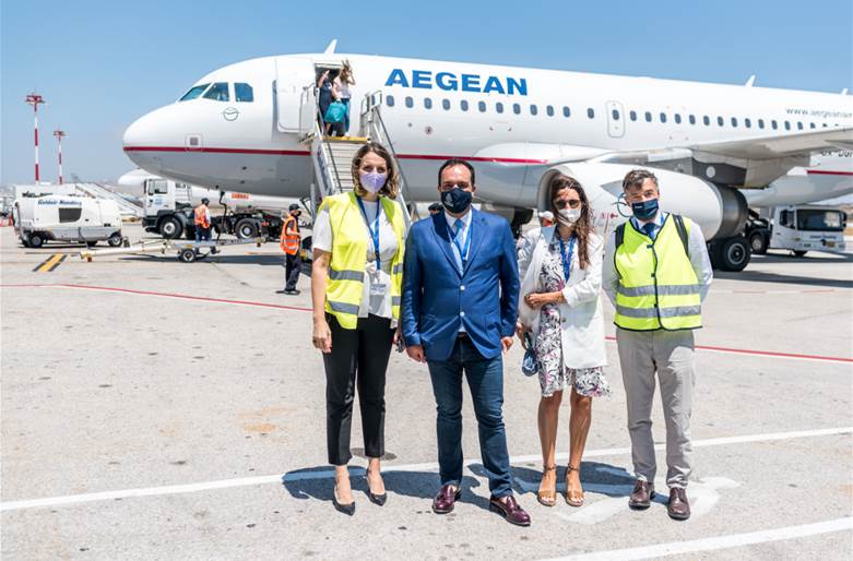 Η κ. Μαρίνα Σπυριδάκη, Διευθύντρια Εταιρικών Υποθέσεων της AEGEAN, o κ. Κωνσταντίνος Κουκάς, Δήμαρχος Μυκόνου, η κ. Τόνια Ανδρόνικου, Εντεταλμένη Σύμβουλος Τουρισμού Δήμου Μυκόνου και ο κ. Στέφανος Σαδόπουλος, Διευθυντής Πωλήσεων της AEGEAN για την Ελλάδα, την Κύπρο και τα Βαλκάνια