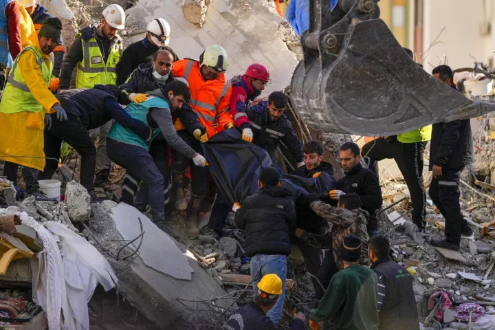 Σεισμός Τουρκία - Συρία: Ρώσοι και Ουκρανοί από κοινού στη μάχη απεγκλωβισμού επιζώντων