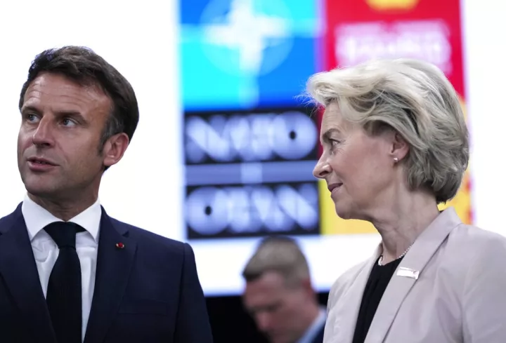 Συνάντηση Φον ντερ Λάιεν - Μακρόν στο Παρίσι πριν το ταξίδι τους στην Κίνα 