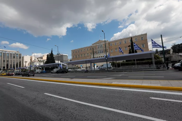 Bloomberg: Η οικονομία ανακάμπτει, αλλά η τελευταία λέξη ανήκει στους ψηφοφόρους