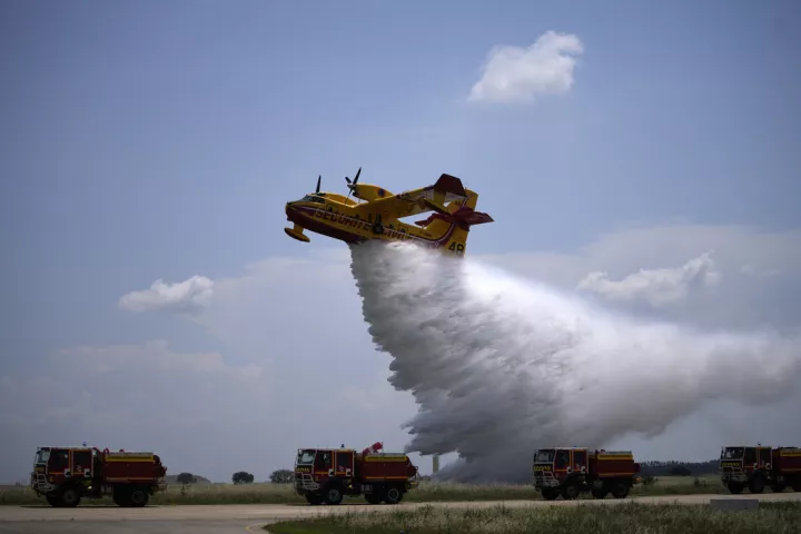 Γαλλία: Στέλνει δυο Canadair, ένα αναγνωριστικό αεροπλάνο και 18 πυροσβέστες στην Ελλάδα