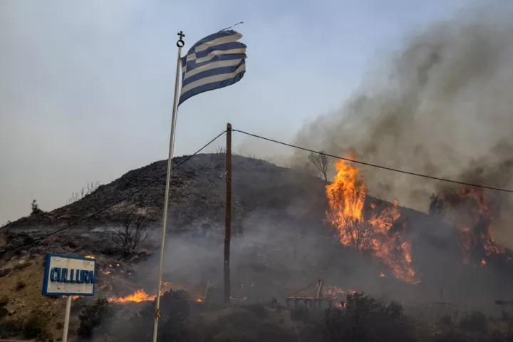 Νέες εκκενώσεις σε Ρόδο και Κάρυστο - Σε εξέλιξη οι πυρκαγιές σε Κέρκυρα και Αίγιο 