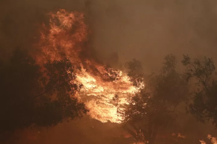 Δύσκολη η κατάσταση στη Μακρακώμη - Εκκενώνεται η Βίτωλη