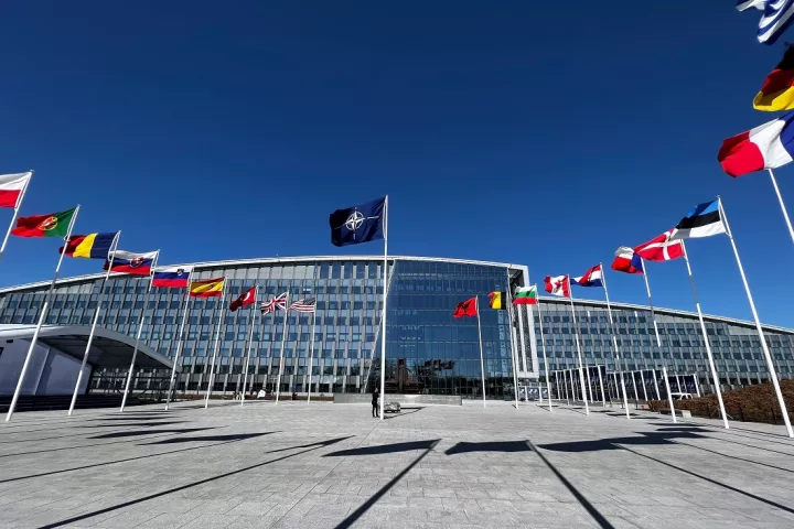 NATO: Αναστέλλει την ισχύ της Συνθήκης Συμβατικών Ενόπλων Δυνάμεων στην Ευρώπη