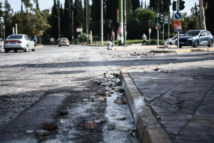 Eπιδρομή 50 κουκουλοφόρων στην Καισαριανή: Έκαψαν Ι.Χ, προκάλεσαν ζημιές σε μαγαζιά
