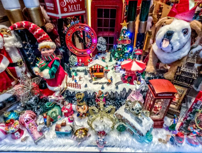 Εορταστικό ωράριο: Ξεκινάει την Τρίτη (12/12) – Ποιες Κυριακές θα είναι τα καταστήματα ανοιχτά