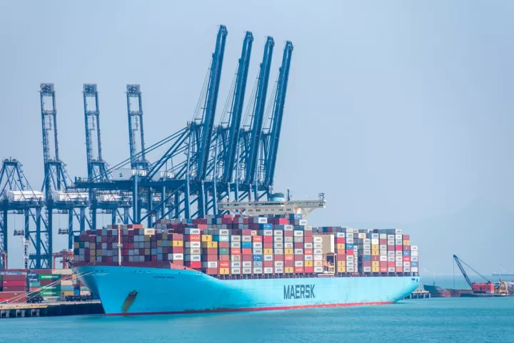 «Ψηλά» η μετοχή της Maersk: Αύξηση ναύλων λόγω παύσης των θαλάσσιων μεταφορών στην Ερυθρά Θάλασσα