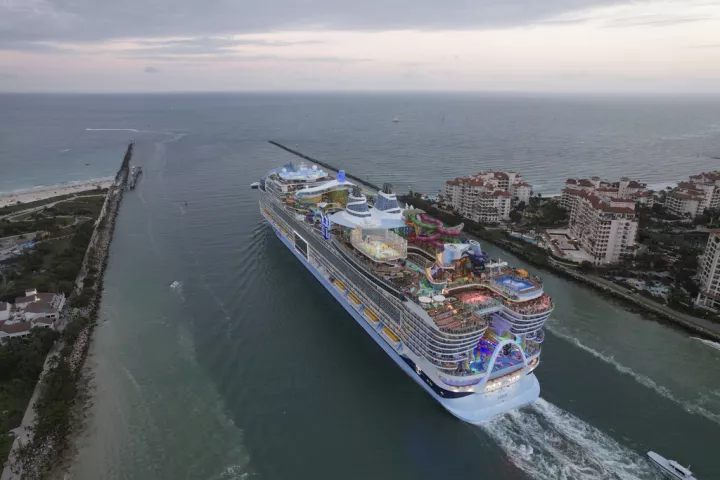 Icon of the Seas: Αναχώρησε για το παρθενικό του ταξίδι το μεγαλύτερο κρουαζιερόπλοιο στον πλανήτη (pics&vid)