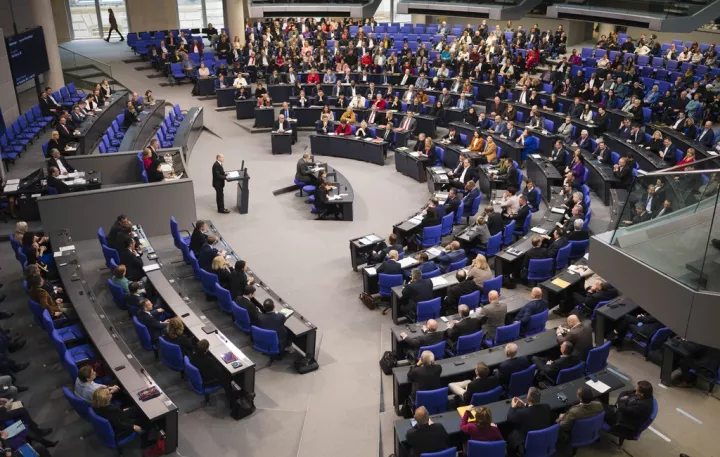 DW: «Η Γερμανία ζει πάνω από τις δυνατότητές της»