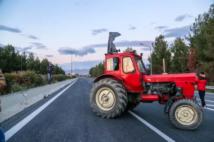 Συμβολικός αποκλεισμός εθνικών οδών - Την Πέμπτη οι αποφάσεις για τις κινητοποιήσεις 