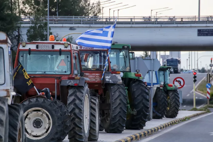 Ανυποχώρητοι οι αγρότες: Κατεβαίνουν την Τρίτη με τρακτέρ στην Αθήνα - Κλείνουν τελωνεία και λιμάνια 