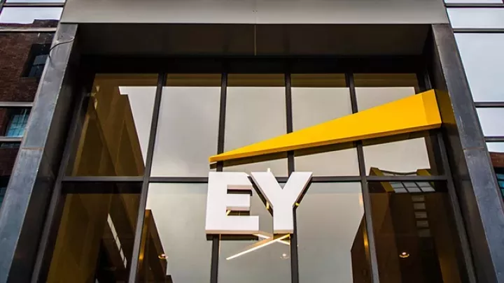 EY: Οι επιχειρήσεις υστερούν στις δράσεις τους για το κλίμα, παρά την πρόοδο στην υποβολή σχετικών εκθέσεων