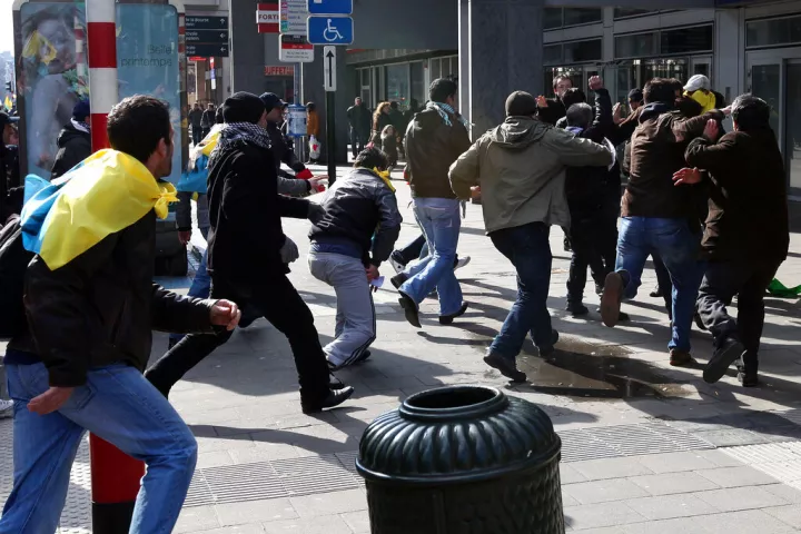 Ντε Κρο για επεισόδια μεταξύ Κούρδων και Τούρκων: Η βία πρέπει να σταματήσει