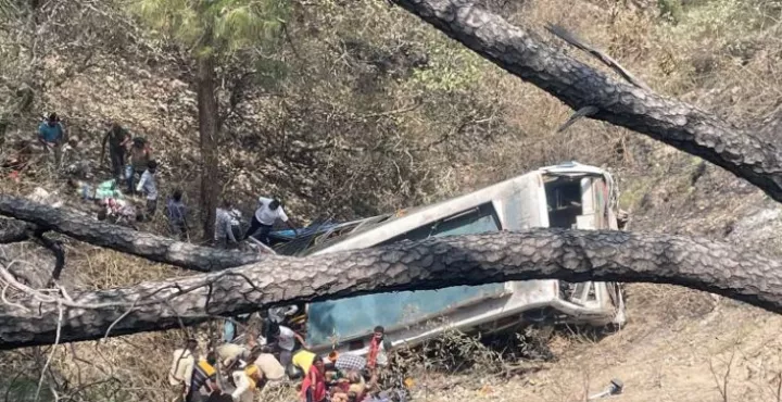 Ινδία: Τουλάχιστον 21 άνθρωποι έχασαν τη ζωή τους από πτώση λεωφορείου σε φαράγγι (vid)