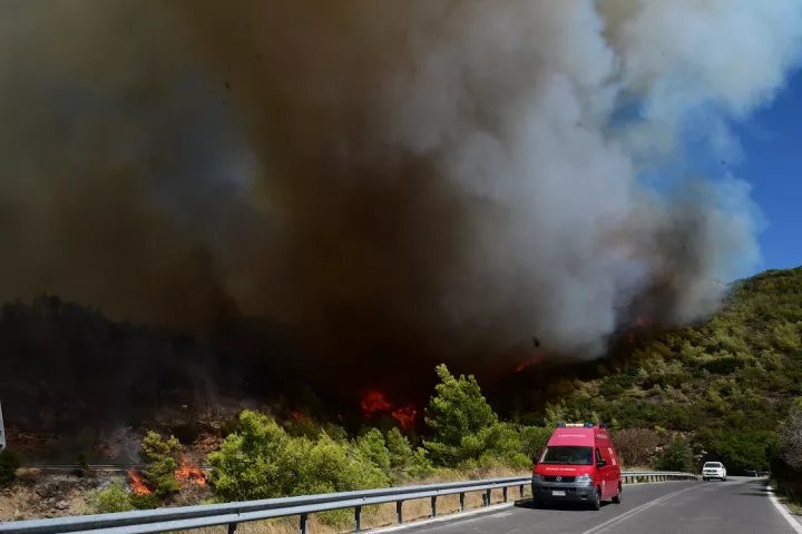 Πυροσβεστική: Πάνω από 40 αναζωπυρώσεις από το πρωί - Ποιες είναι οι νέες «γραμμές άμυνας»