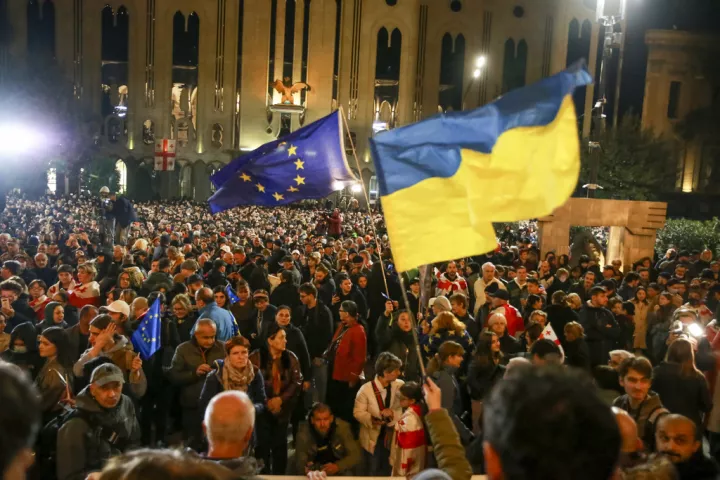 Γεωργία: Χιλιάδες διαδηλωτές μπροστά από την έδρα του Κοινοβουλίου στο Τμπιλίσι