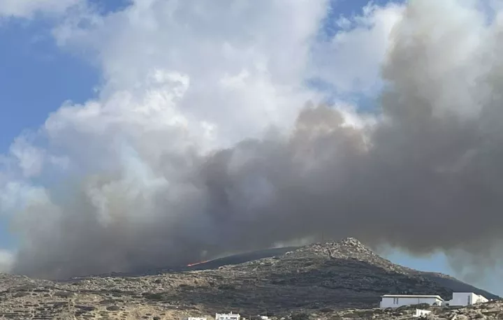 Μεγάλη φωτιά στην Ίο - Μάχη για την κατάσβεση από 5 εναέρια μέσα