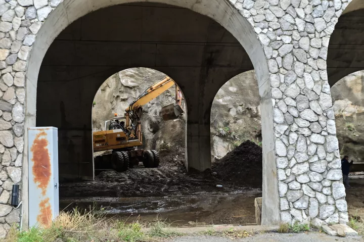 ΟΣΕ: Συνεχίζεται ο καθαρισμός για την αποκατάσταση του σιδηροδρομικού δικτύου στη σήραγγα των Τεμπών