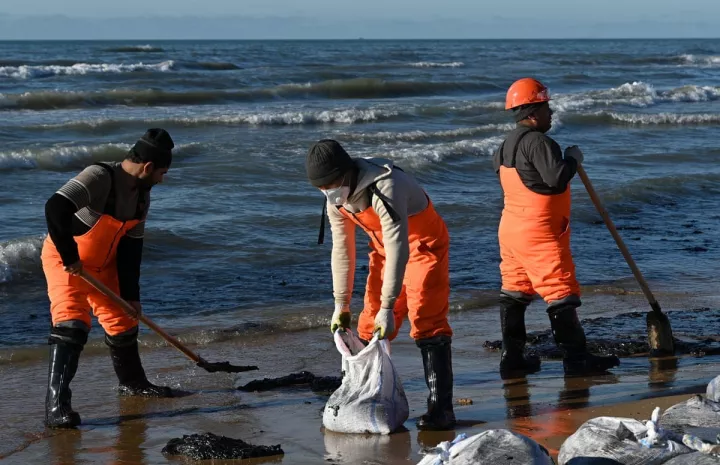 Ρωσία: Η πετρελαιοκηλίδα στην Κριμαία συνεχίζει να εξαπλώνεται (vid)