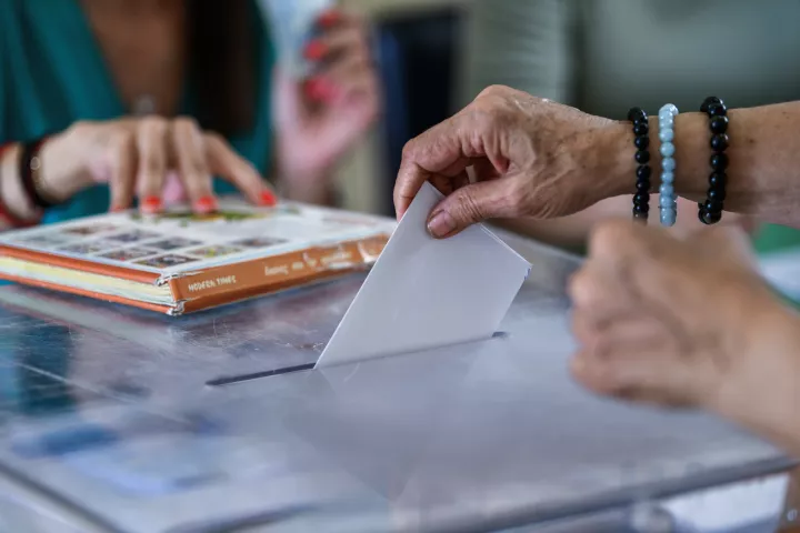 Με «αέρα» 13,4 μονάδων η ΝΔ από το ΠΑΣΟΚ, αγγίζει το 31% - Τι λένε οι πολίτες για ΠτΔ και ακρίβεια