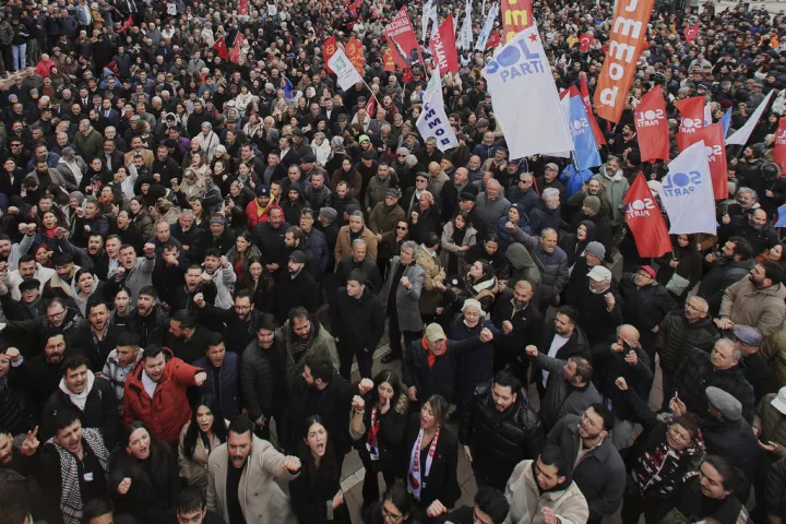 Σύλληψη Ιμάμογλου: Συγκεντρώσεις διαμαρτυρίας σε Κωνσταντινούπολη και Άγκυρα - Συμπλοκές με την Αστυνομία (vid)