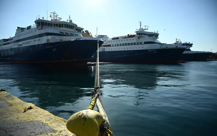 Δεμένα τα πλοία σε Πειραιά, Ραφήνα και Λαύριο λόγω ισχυρών ανέμων - Ποια δρομολόγια δεν εκτελούνται