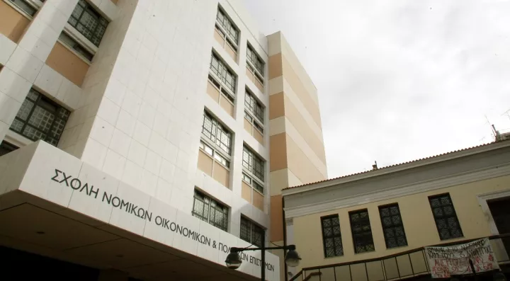 Εισβολή κουκουλοφόρων στη Νομική Αθηνών - Επιτέθηκαν σε καθηγητές, στο νοσοκομείο μεταπτυχιακός φοιτητής