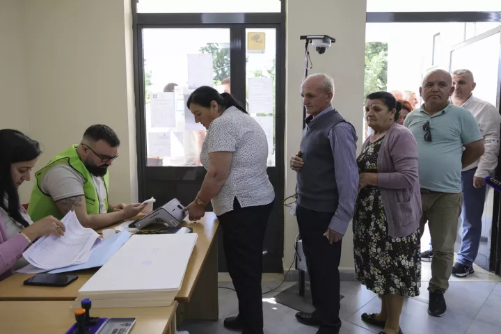 Εκλογές στην Αλβανία: Χαμηλή συμμετοχή, καταγγελίες για παρατυπίες και επεισόδια Εκλογές στην Αλβανία: Χαμηλή συμμετοχή, καταγγελίες για παρατυπίες και επεισόδια