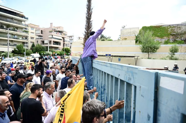 Υπ. Μεταφορών: Οι εκπρόσωποι του ΣΑΤΑ αρνήθηκαν τον διάλογο - Ένταση έξω από το υπουργείο