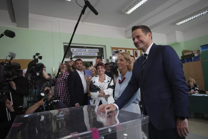 Εκλογές στην Πολωνία: Αμφίρροπο το αποτέλεσμα - Οριακό προβάδισμα για τον κεντρώο Τρζασκόφσκι 