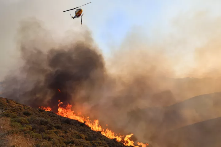 Μαίνεται η φωτιά στη Χίο, νέα μηνύματα από το 112 - Οριοθετημένη η πυρκαγιά στο Ηράκλειο Κρήτης