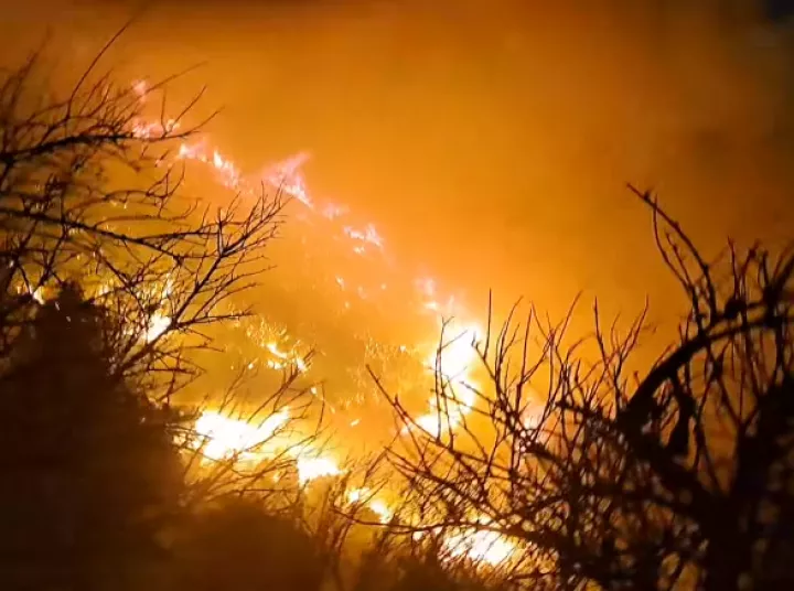 Ηράκλειο: Μεγάλη φωτιά στις Κάτω Ασίτες - Μήνυμα από το 112
