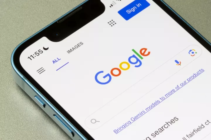 Η Google παρουσιάζει μια λειτουργία AI σε μορφή ερωταπαντήσεων στους χρήστες στην Ινδία