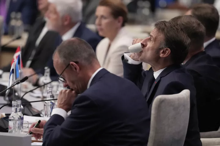Αιχμές Μακρόν κατά των ΗΠΑ για τις αμυντικές δαπάνες και τον εμπορικό πόλεμο