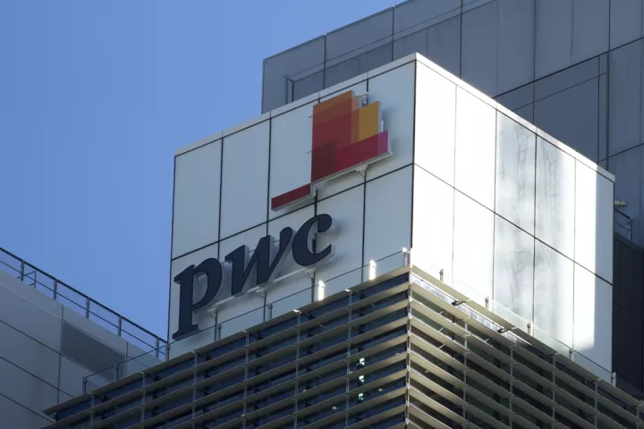 Η PwC ετοιμάζει απολύσεις στη Βρετανία, εν μέσω κάμψης στην αγορά 