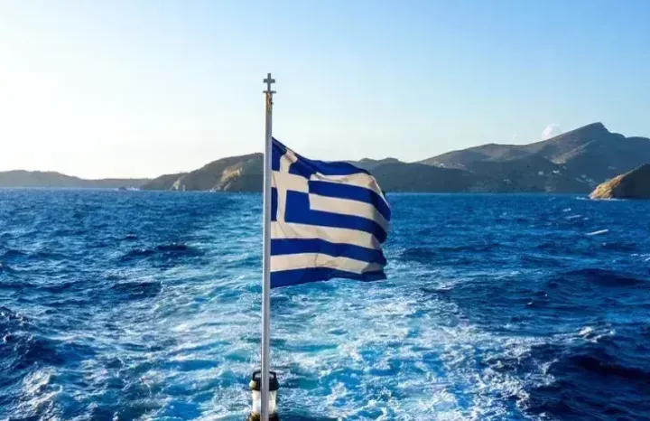 Ηγεσία Μητσοτάκη επί του πεδίου και ηγετίσκοι επί του... καναπε-δίου