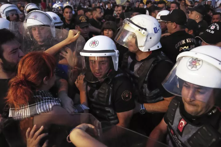 Γερμανία: Η κυβέρνηση εκφράζει ανησυχία για την δημοκρατία στην Τουρκία μετά την σύλληψη στελεχών του CHP στην Σμύρνη