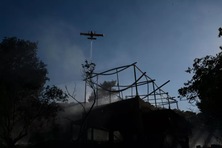 Εκπρ. Πυροσβεστικής: Μάχη για τον περιορισμό της φωτιάς σε Πικέρμι - Σπάτα, οι επόμενες ημέρες θα είναι δυσκολότερες