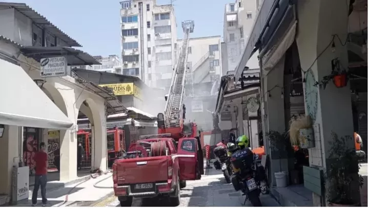 Φωτιά στο Καπάνι: «Ακούστηκε ένα δυνατό μπαμ, υπήρχε άπειρος καπνός» - Στο νοσοκομείο δύο πυροσβέστες