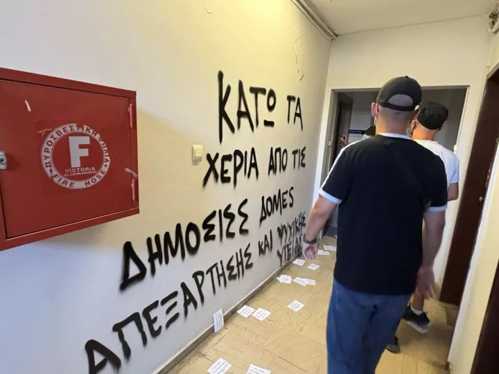 Επίθεση του «Ρουβίκωνα» στο γραφείο του Δ. Βαρτζόπουλου - ΝΔ: Φασιστική ενέργεια θρασύδειλων τραμπούκων