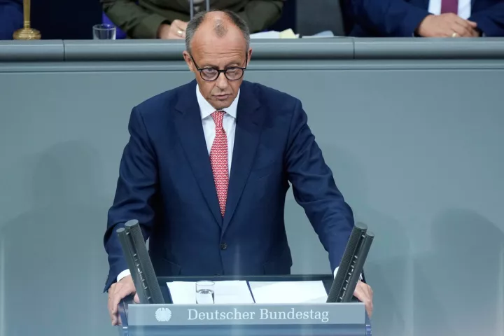 Επιχείρηση «αισιοδοξία» από τον Μερτς στην Μπούντεσταγκ - Αντιπαράθεση με την AfD για οικονομία και μεταναστευτικό