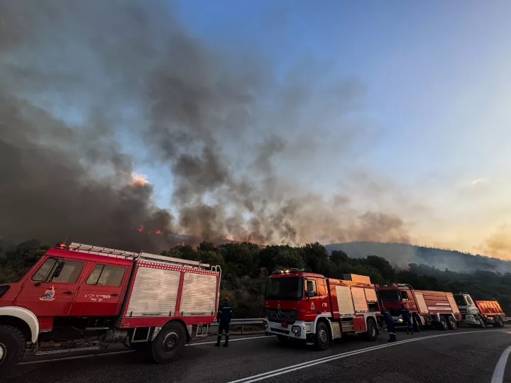 Καλύτερη η εικόνα της φωτιάς στα Φάρσαλα - Σηκώθηκαν εναέρια μέσα