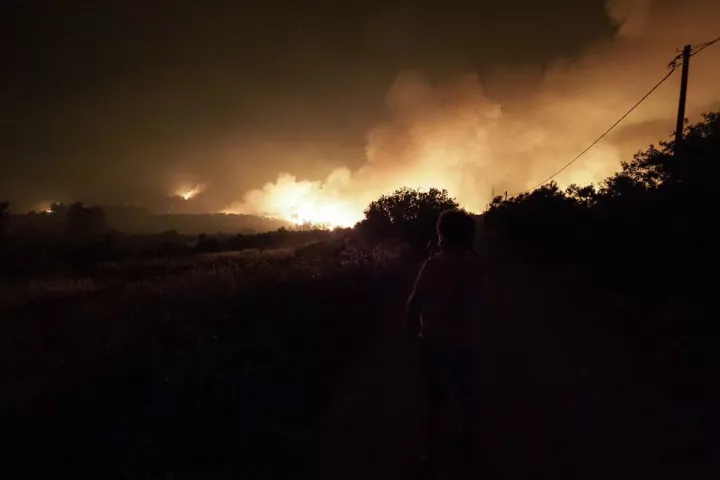 Βελτιωμένη η εικόνα στη Θάσο: Στη μάχη από νωρίς τα εναέρια μέσα - Αποκαθίσταται σταδιακά η ηλεκτροδότηση (pic&vids)