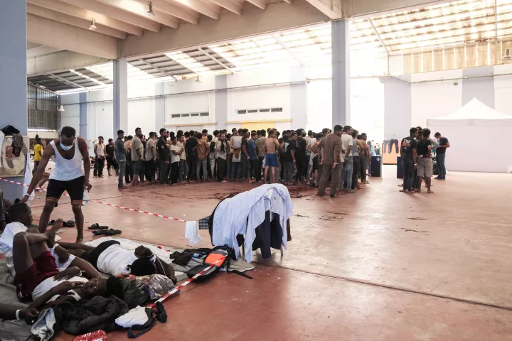 Κρήτη: Επιχείρηση αποσυμφόρησης - Μεταφέρονται σταδιακά στην ηπειρωτική χώρα οι μετανάστες