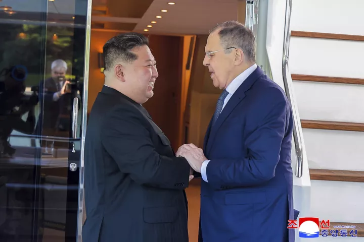Ο Κιμ διαβεβαιώνει ξανά τον Λαβρόφ για την «άνευ όρων» υποστήριξή του εναντίον της Ουκρανίας
